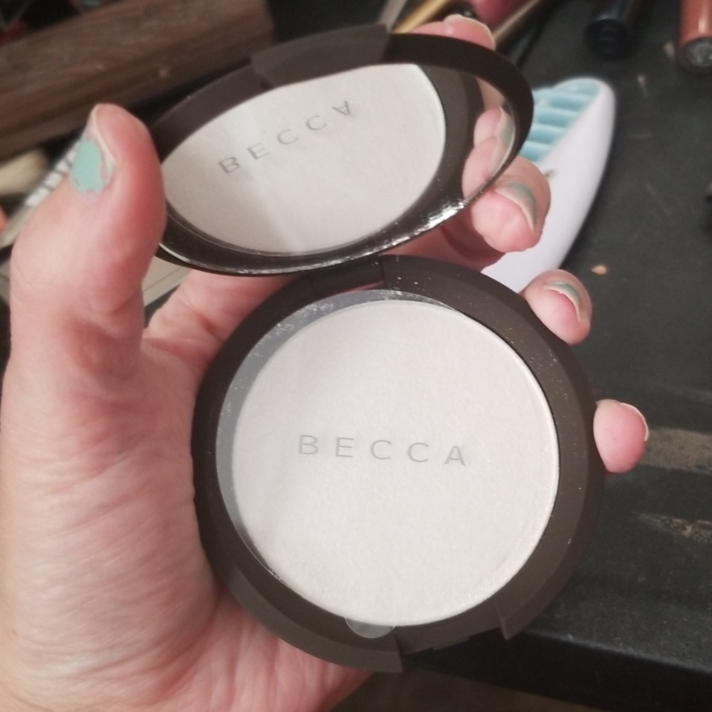 Becca pearl highlighter
